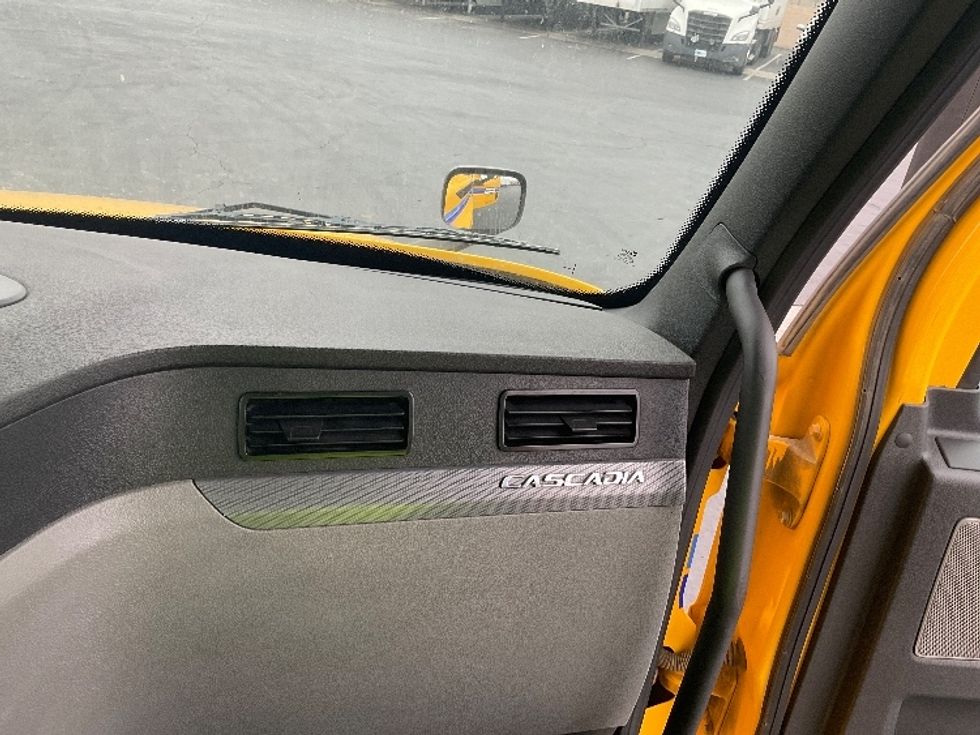 Day Cab Tractor-Heavy Duty Tractors-Freightliner-2020-T12664ST-Torrance-CA-222,096\n\t\tmiles-$ 77,000 - Image 13