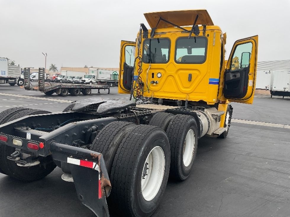 Day Cab Tractor-Heavy Duty Tractors-Freightliner-2020-T12664ST-Torrance-CA-222,096\n\t\tmiles-$ 77,000 - Image 18