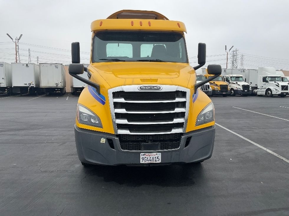 Day Cab Tractor-Heavy Duty Tractors-Freightliner-2020-T12664ST-Torrance-CA-222,096\n\t\tmiles-$ 77,000 - Image 2
