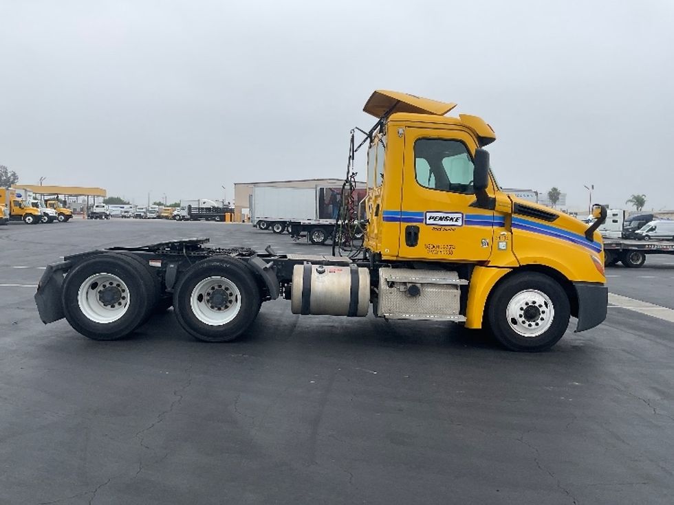 Day Cab Tractor-Heavy Duty Tractors-Freightliner-2020-T12664ST-Torrance-CA-222,096\n\t\tmiles-$ 77,000 - Image 8