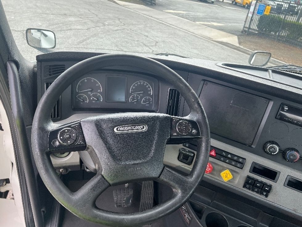 Day Cab Tractor-Heavy Duty Tractors-Freightliner-2020-T12664ST-Torrance-CA-233,490\n\t\tmiles-$ 63,000 - Image 11