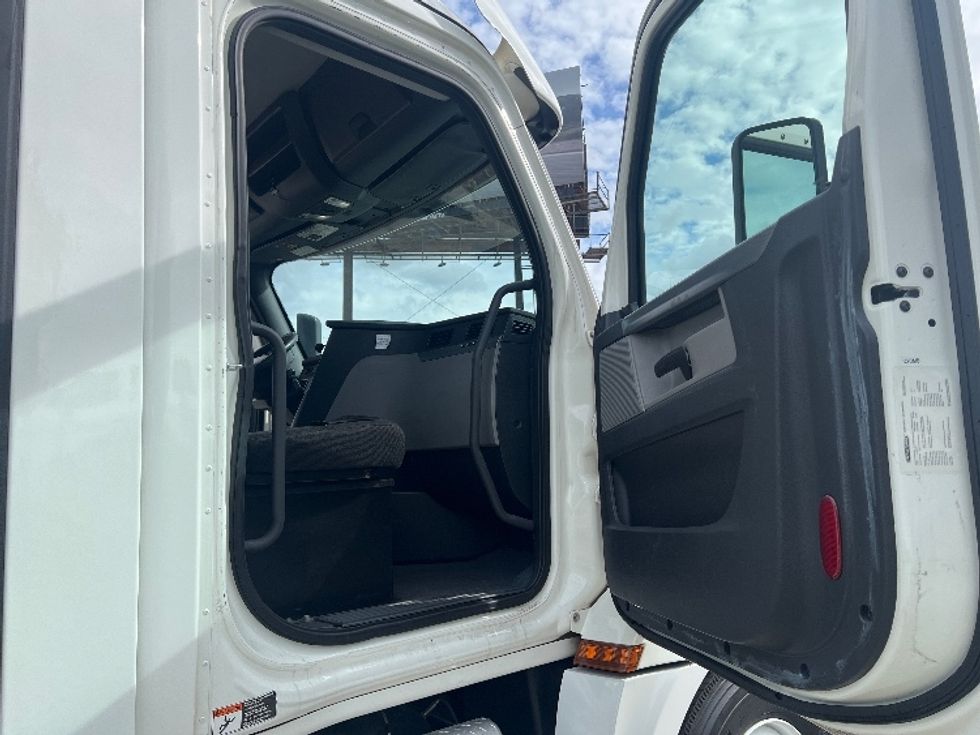 Day Cab Tractor-Heavy Duty Tractors-Freightliner-2020-T12664ST-Torrance-CA-233,490\n\t\tmiles-$ 63,000 - Image 12