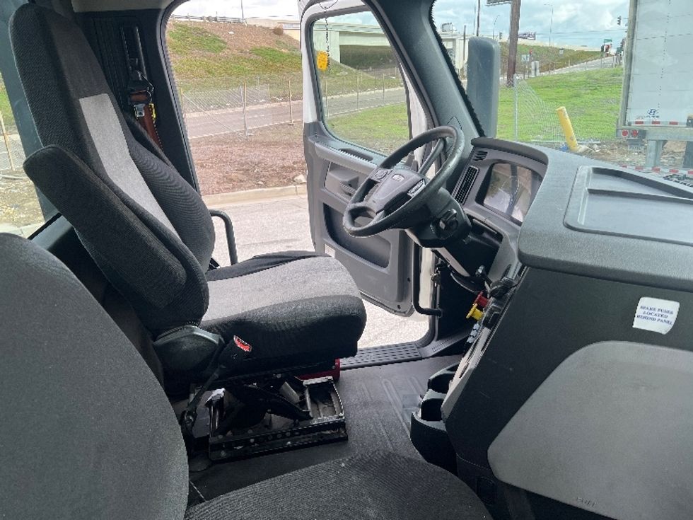 Day Cab Tractor-Heavy Duty Tractors-Freightliner-2020-T12664ST-Torrance-CA-233,490\n\t\tmiles-$ 63,000 - Image 14