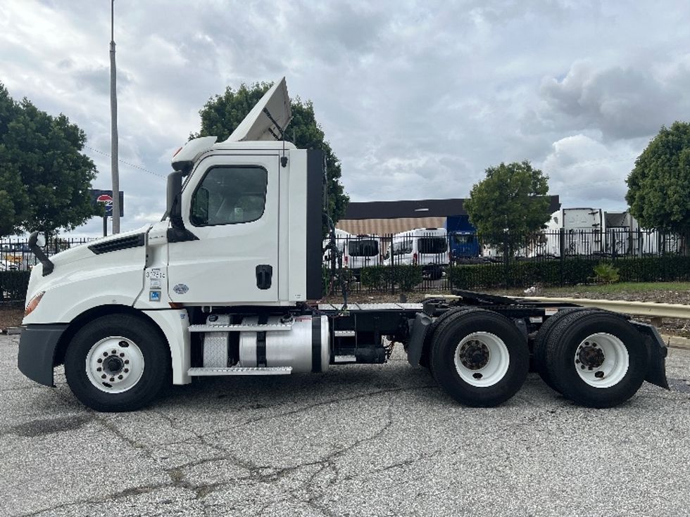 Day Cab Tractor-Heavy Duty Tractors-Freightliner-2020-T12664ST-Torrance-CA-233,490\n\t\tmiles-$ 63,000 - Image 4