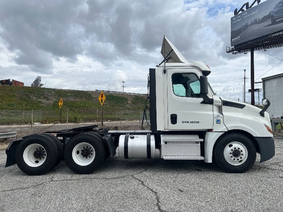 Day Cab Tractor-Heavy Duty Tractors-Freightliner-2020-T12664ST-Torrance-CA-233,490\n\t\tmiles-$ 63,000 - Image 8