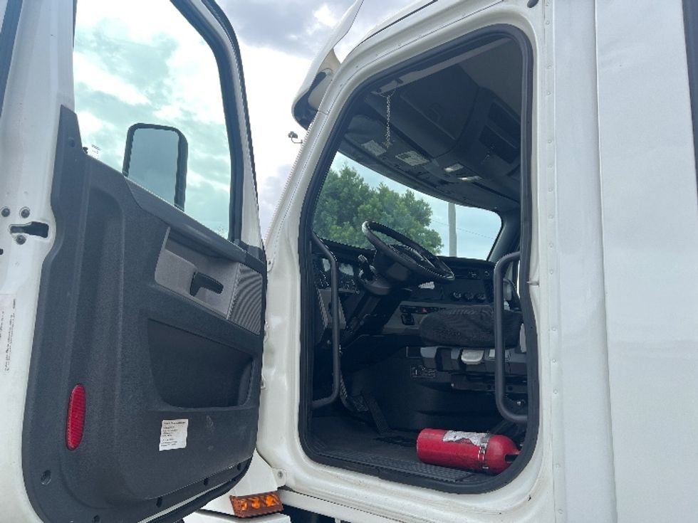 Day Cab Tractor-Heavy Duty Tractors-Freightliner-2020-T12664ST-Torrance-CA-233,490\n\t\tmiles-$ 63,000 - Image 9