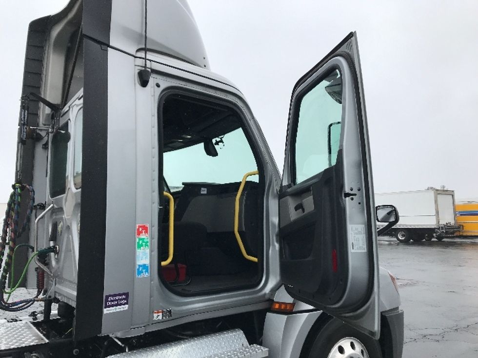 Day Cab Tractor-Heavy Duty Tractors-Freightliner-2020-T12664ST-Torrance-CA-234,041\n\t\tmiles-$ 64,750 - Image 12