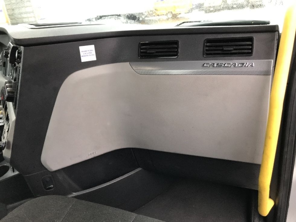 Day Cab Tractor-Heavy Duty Tractors-Freightliner-2020-T12664ST-Torrance-CA-234,041\n\t\tmiles-$ 64,750 - Image 13