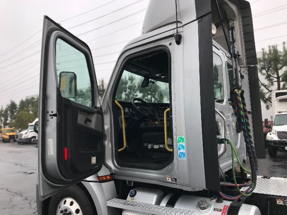 Day Cab Tractor-Heavy Duty Tractors-Freightliner-2020-T12664ST-Torrance-CA-234,041\n\t\tmiles-$ 64,750 - Image 9