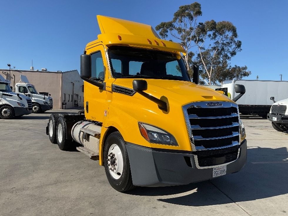 Day Cab Tractor-Heavy Duty Tractors-Freightliner-2020-T12664ST-Torrance-CA-298,620\n\t\tmiles-$ 70,750 - Image 1