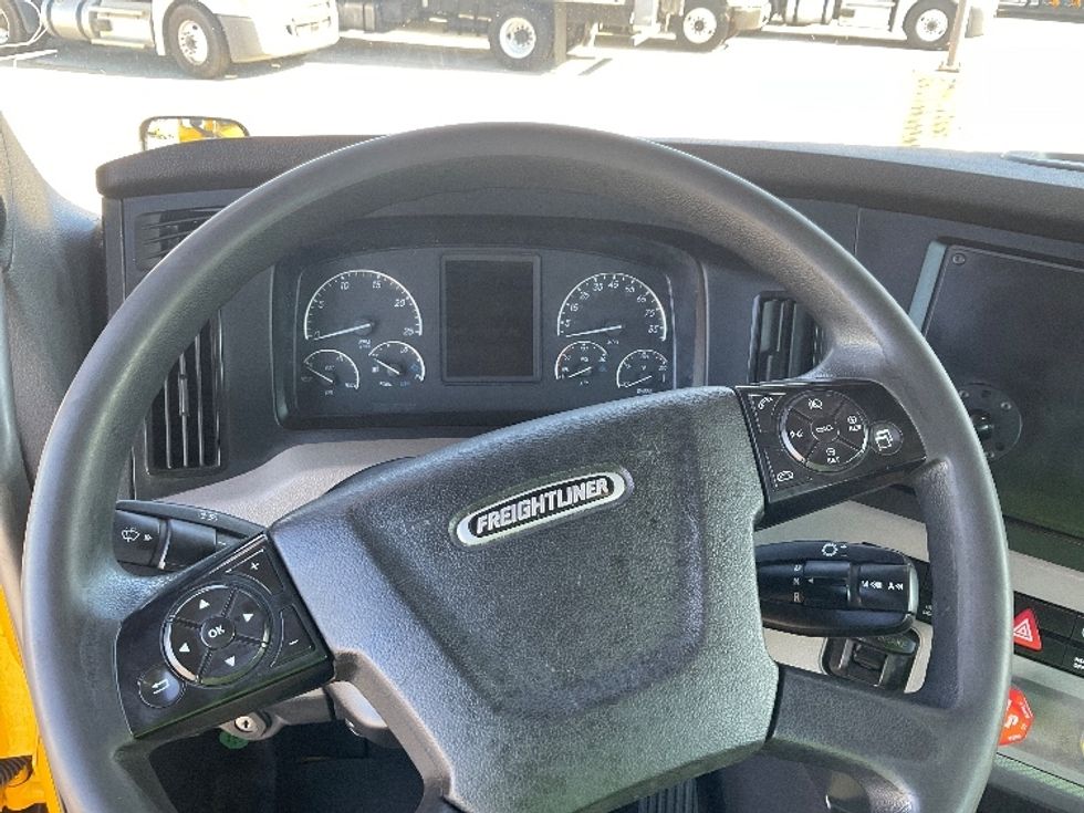 Day Cab Tractor-Heavy Duty Tractors-Freightliner-2020-T12664ST-Torrance-CA-298,620\n\t\tmiles-$ 70,750 - Image 11