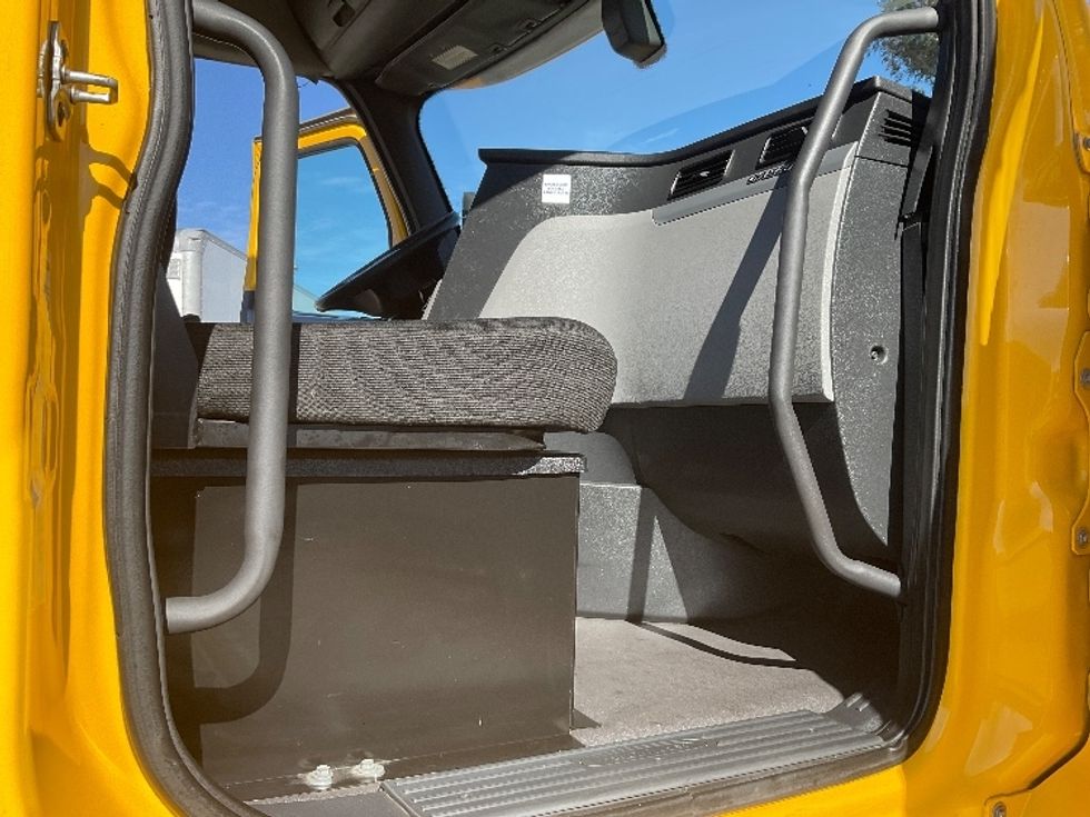 Day Cab Tractor-Heavy Duty Tractors-Freightliner-2020-T12664ST-Torrance-CA-298,620\n\t\tmiles-$ 70,750 - Image 12