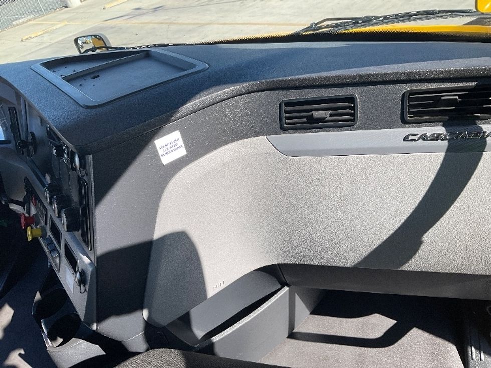 Day Cab Tractor-Heavy Duty Tractors-Freightliner-2020-T12664ST-Torrance-CA-298,620\n\t\tmiles-$ 70,750 - Image 13