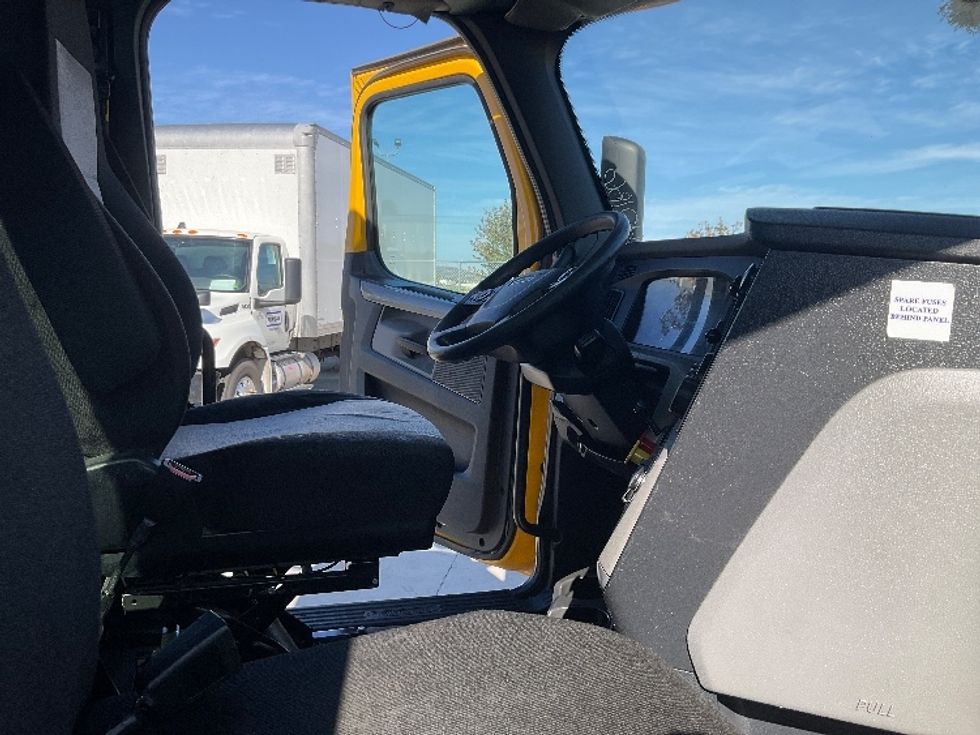 Day Cab Tractor-Heavy Duty Tractors-Freightliner-2020-T12664ST-Torrance-CA-298,620\n\t\tmiles-$ 70,750 - Image 14