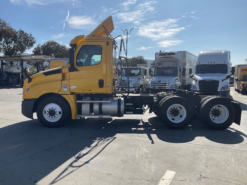 Day Cab Tractor-Heavy Duty Tractors-Freightliner-2020-T12664ST-Torrance-CA-298,620\n\t\tmiles-$ 70,750 - Image 4