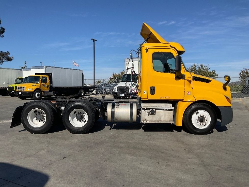 Day Cab Tractor-Heavy Duty Tractors-Freightliner-2020-T12664ST-Torrance-CA-298,620\n\t\tmiles-$ 70,750 - Image 8