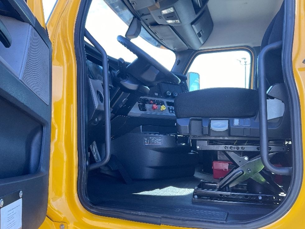 Day Cab Tractor-Heavy Duty Tractors-Freightliner-2020-T12664ST-Torrance-CA-298,620\n\t\tmiles-$ 70,750 - Image 9