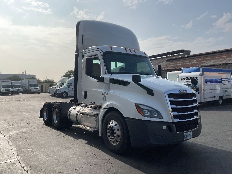 Day Cab Tractor-Heavy Duty Tractors-Freightliner-2020-T12664ST-Torrance-CA-301,284\n\t\tmiles-$ 59,750 - Image 1