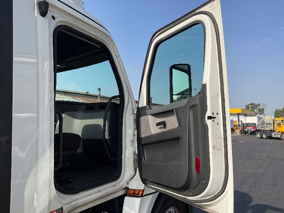 Day Cab Tractor-Heavy Duty Tractors-Freightliner-2020-T12664ST-Torrance-CA-301,284\n\t\tmiles-$ 59,750 - Image 12