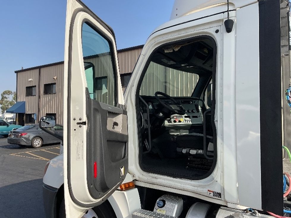 Day Cab Tractor-Heavy Duty Tractors-Freightliner-2020-T12664ST-Torrance-CA-301,284\n\t\tmiles-$ 59,750 - Image 9