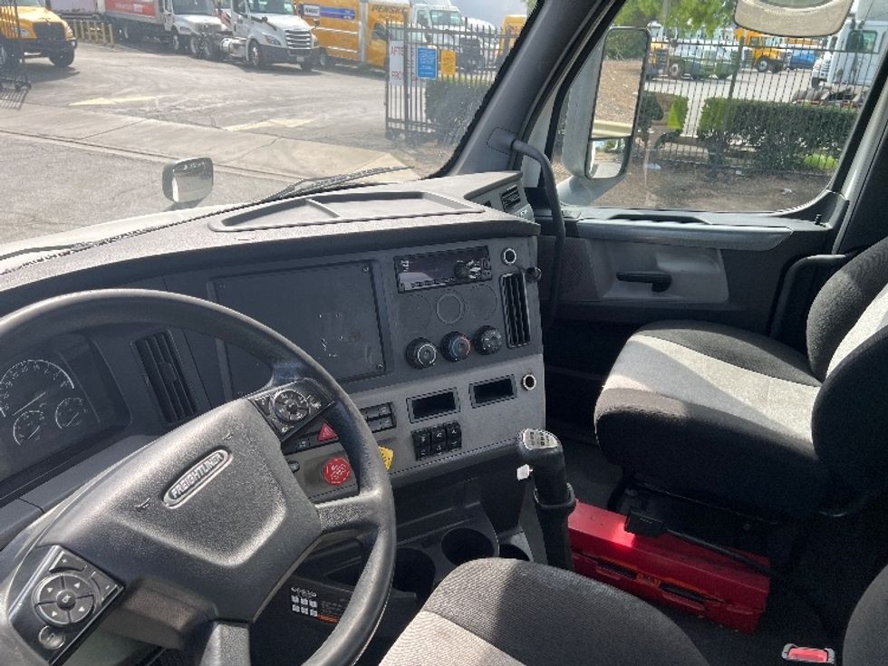 Day Cab Tractor-Heavy Duty Tractors-Freightliner-2020-T12664ST-Torrance-CA-338,942\n\t\tmiles-$ 49,750 - Image 10