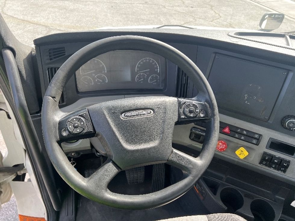 Day Cab Tractor-Heavy Duty Tractors-Freightliner-2020-T12664ST-Torrance-CA-338,942\n\t\tmiles-$ 49,750 - Image 11