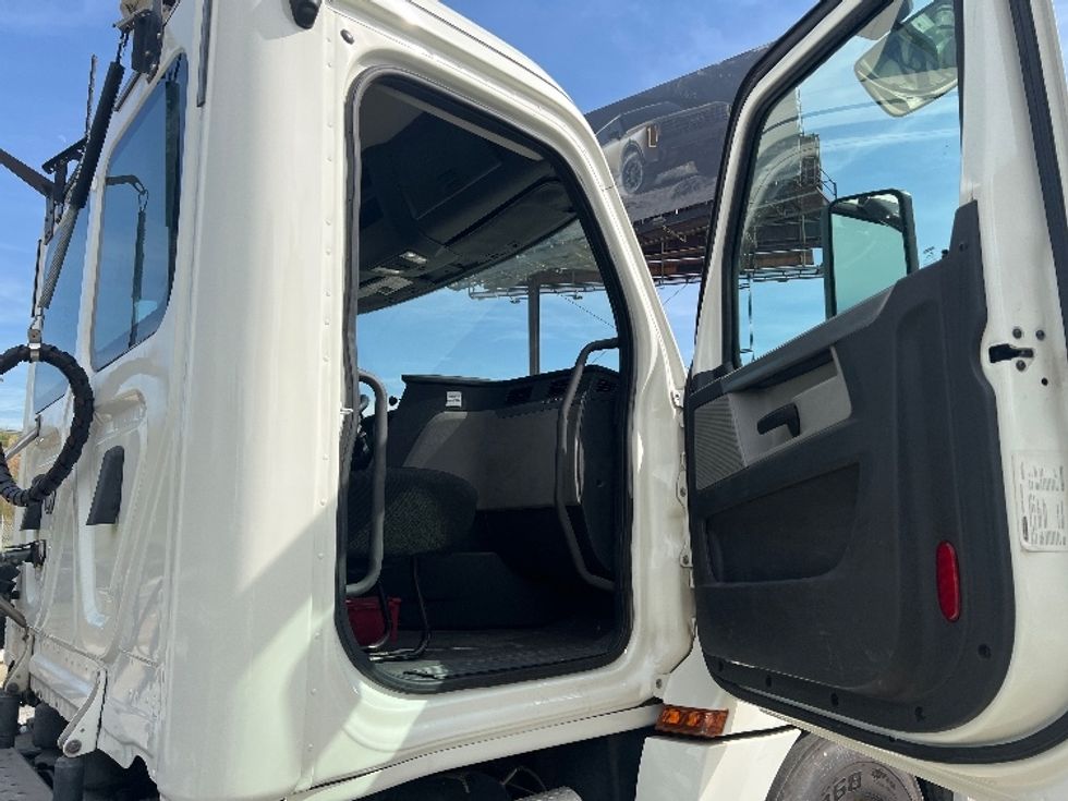 Day Cab Tractor-Heavy Duty Tractors-Freightliner-2020-T12664ST-Torrance-CA-338,942\n\t\tmiles-$ 49,750 - Image 12