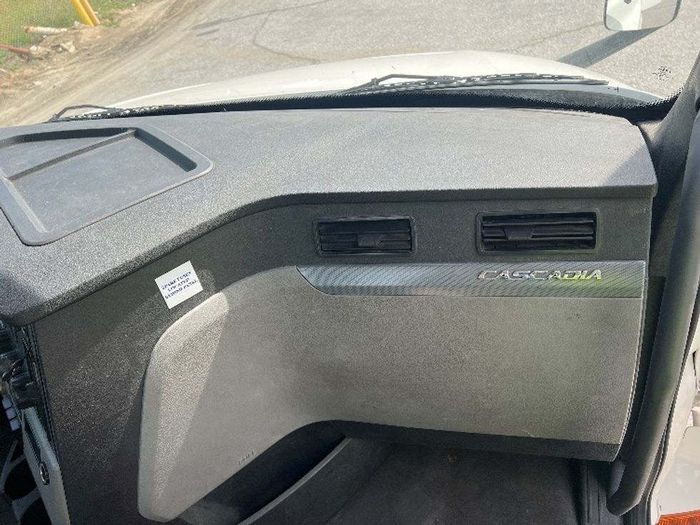 Day Cab Tractor-Heavy Duty Tractors-Freightliner-2020-T12664ST-Torrance-CA-338,942\n\t\tmiles-$ 49,750 - Image 13