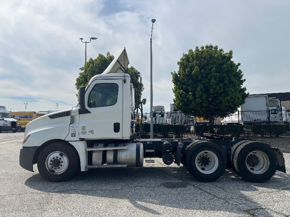 Day Cab Tractor-Heavy Duty Tractors-Freightliner-2020-T12664ST-Torrance-CA-338,942\n\t\tmiles-$ 49,750 - Image 4