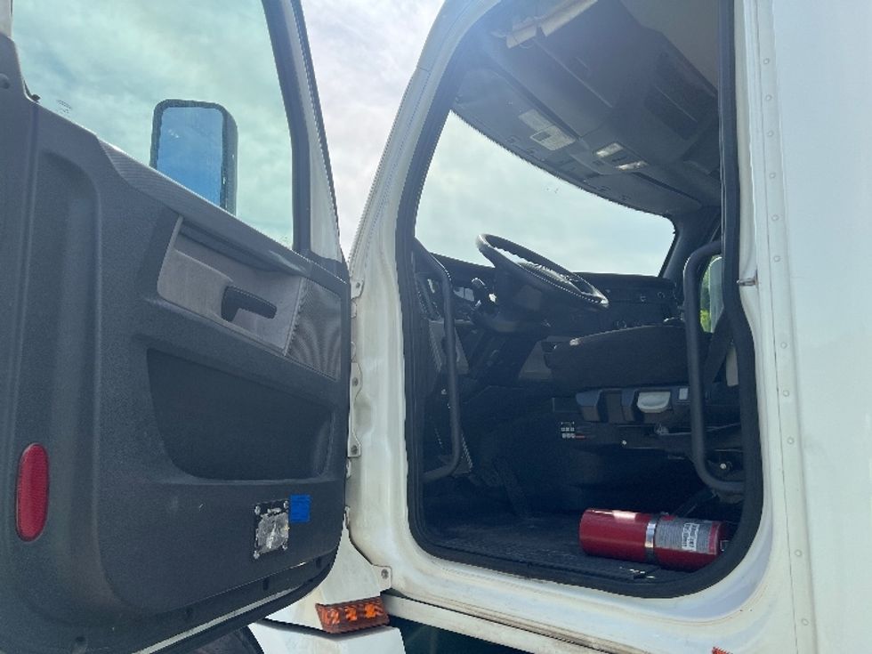 Day Cab Tractor-Heavy Duty Tractors-Freightliner-2020-T12664ST-Torrance-CA-338,942\n\t\tmiles-$ 49,750 - Image 9