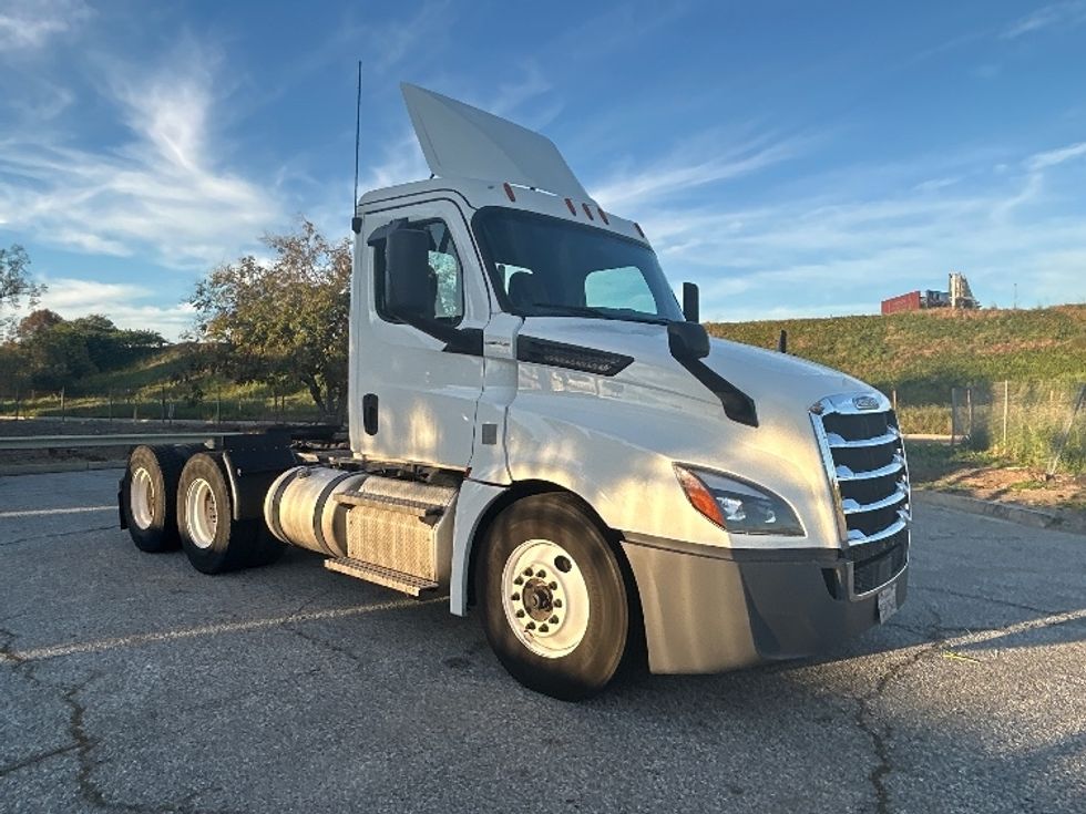 Day Cab Tractor-Heavy Duty Tractors-Freightliner-2020-T12664ST-Torrance-CA-339,486\n\t\tmiles-$ 49,750 - Image 1