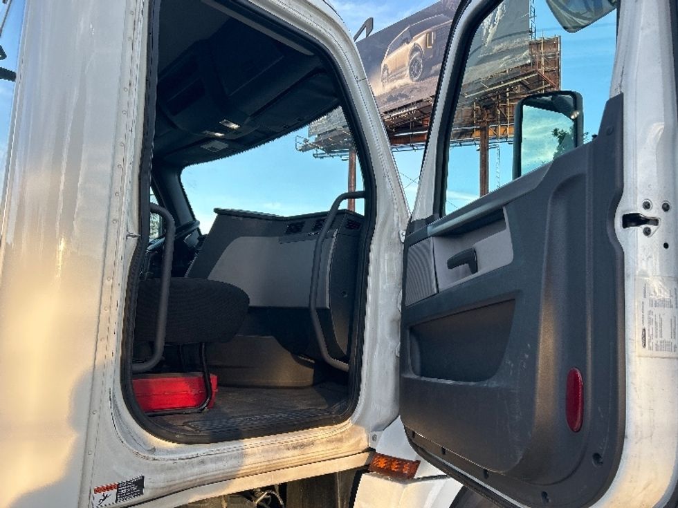 Day Cab Tractor-Heavy Duty Tractors-Freightliner-2020-T12664ST-Torrance-CA-339,486\n\t\tmiles-$ 49,750 - Image 12