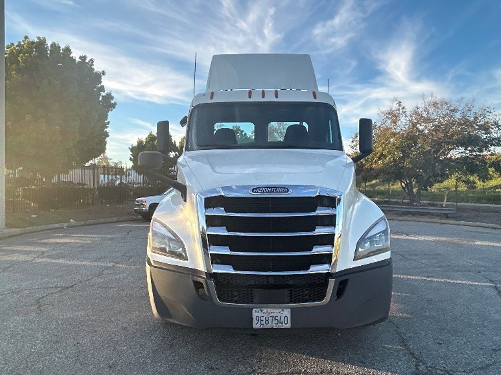 Day Cab Tractor-Heavy Duty Tractors-Freightliner-2020-T12664ST-Torrance-CA-339,486\n\t\tmiles-$ 49,750 - Image 2