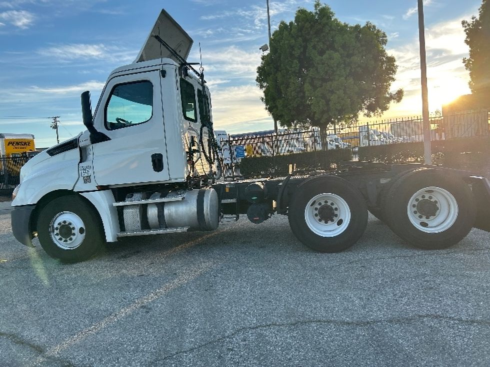 Day Cab Tractor-Heavy Duty Tractors-Freightliner-2020-T12664ST-Torrance-CA-339,486\n\t\tmiles-$ 49,750 - Image 4