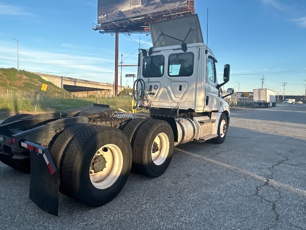 Day Cab Tractor-Heavy Duty Tractors-Freightliner-2020-T12664ST-Torrance-CA-339,486\n\t\tmiles-$ 49,750 - Image 7
