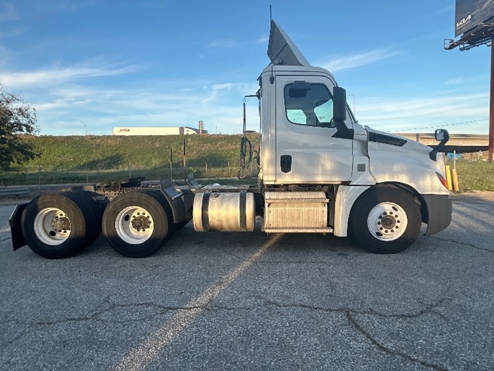 Day Cab Tractor-Heavy Duty Tractors-Freightliner-2020-T12664ST-Torrance-CA-339,486\n\t\tmiles-$ 49,750 - Image 8