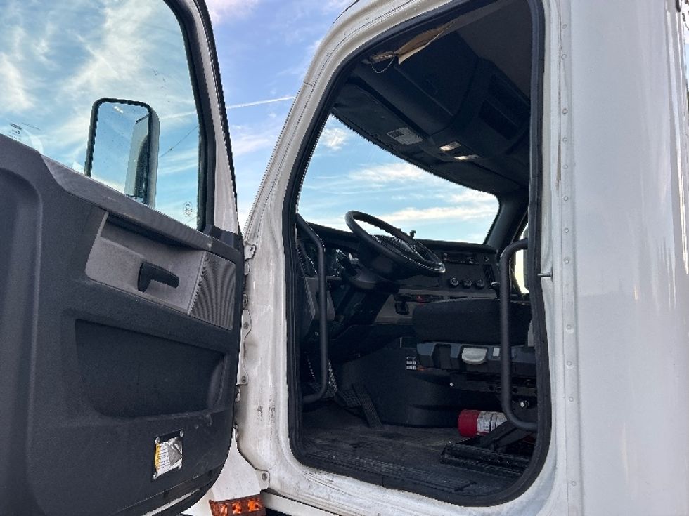 Day Cab Tractor-Heavy Duty Tractors-Freightliner-2020-T12664ST-Torrance-CA-339,486\n\t\tmiles-$ 49,750 - Image 9
