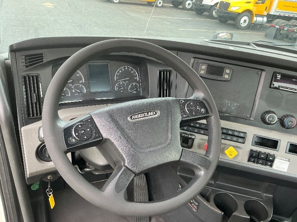 Day Cab Tractor-Heavy Duty Tractors-Freightliner-2020-T12664ST-Torrance-CA-83,619\n\t\tmiles-$ 70,500 - Image 11