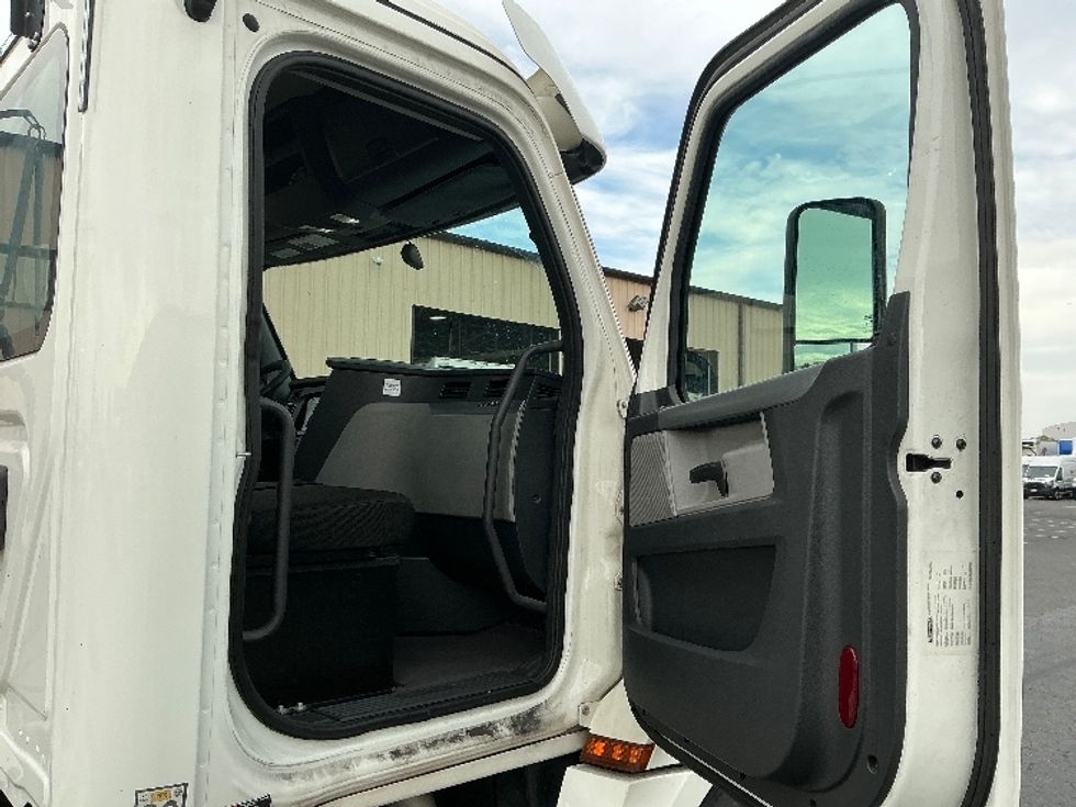 Day Cab Tractor-Heavy Duty Tractors-Freightliner-2020-T12664ST-Torrance-CA-83,619\n\t\tmiles-$ 70,500 - Image 12