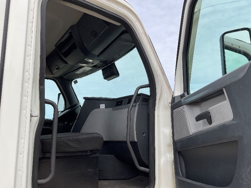 Day Cab Tractor-Heavy Duty Tractors-Freightliner-2020-T12664ST-Traverse City-MI-605,875\n\t\tmiles-$ 29,000 - Image 12