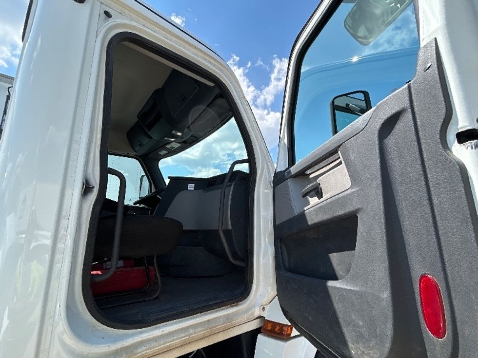Day Cab Tractor-Heavy Duty Tractors-Freightliner-2020-T12664ST-Tulsa-OK-216,212\n\t\tmiles-$ 70,000 - Image 12