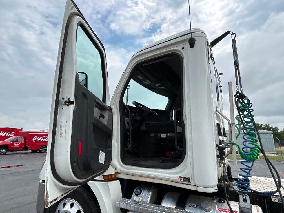 Day Cab Tractor-Heavy Duty Tractors-Freightliner-2020-T12664ST-Tulsa-OK-222,112\n\t\tmiles-$ 69,750 - Image 9