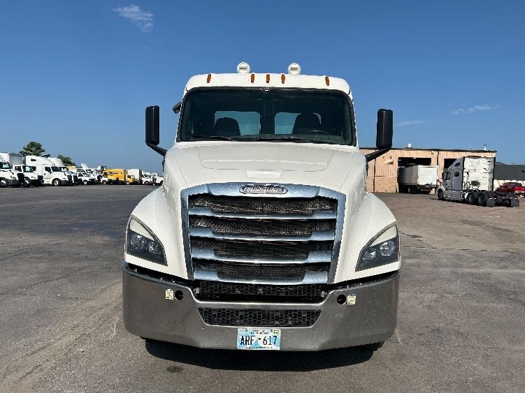 2020 Freightliner Cascadia 126" Day cab photo 2
