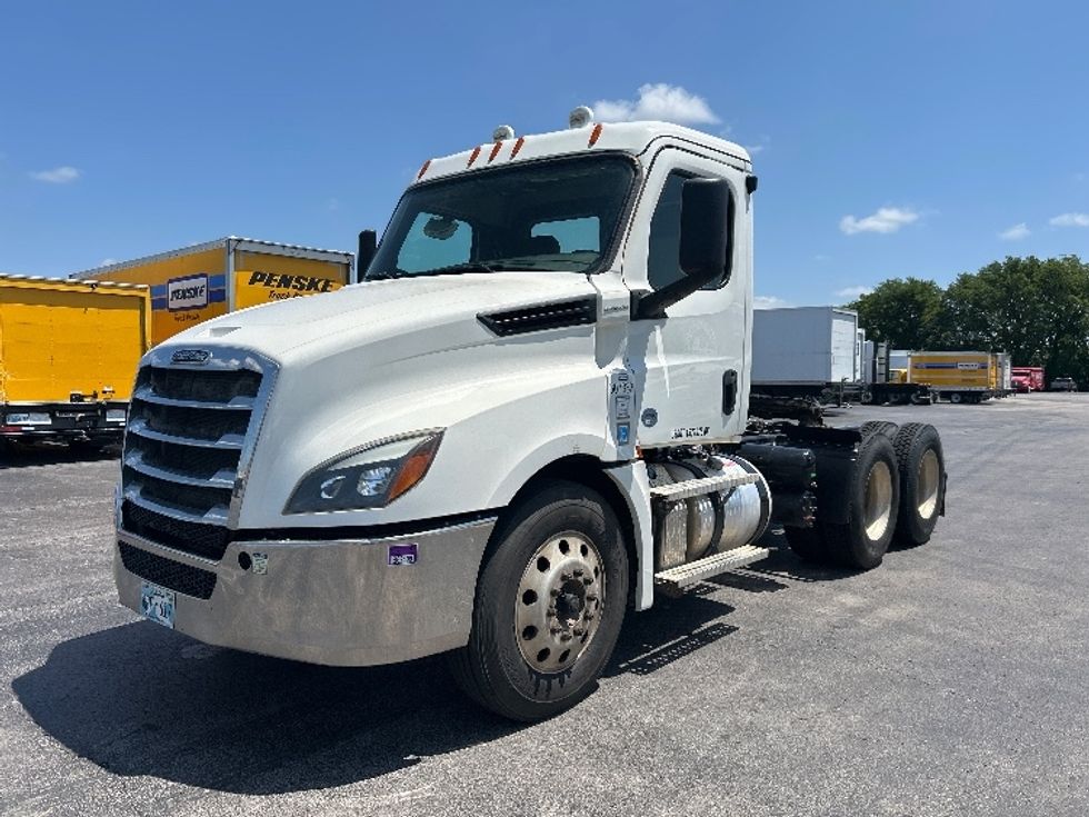 2020 Freightliner Cascadia 126" Day cab photo 3
