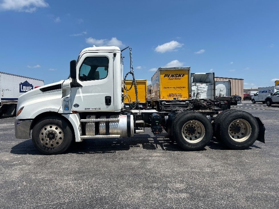 2020 Freightliner Cascadia 126" Day cab photo 4