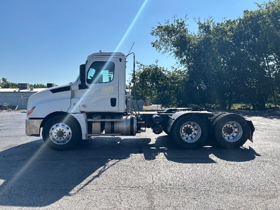 Day Cab Tractor-Heavy Duty Tractors-Freightliner-2020-T12664ST-Tulsa-OK-321,805\n\t\tmiles-$ 63,250 - Image 4