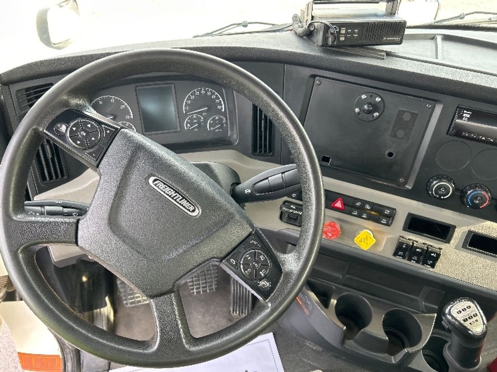 Day Cab Tractor-Heavy Duty Tractors-Freightliner-2020-T12664ST-Tulsa-OK-83,737\n\t\tmiles-$ 68,250 - Image 11