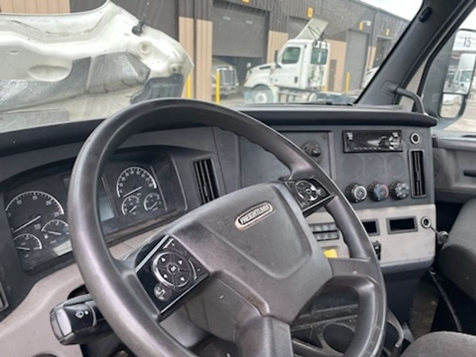 Day Cab Tractor-Heavy Duty Tractors-Freightliner-2020-T12664ST-Twinsburg-OH-531,954\n\t\tmiles-$ 38,250 - Image 10