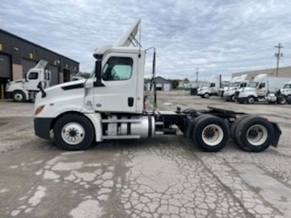 Day Cab Tractor-Heavy Duty Tractors-Freightliner-2020-T12664ST-Twinsburg-OH-531,954\n\t\tmiles-$ 38,250 - Image 4
