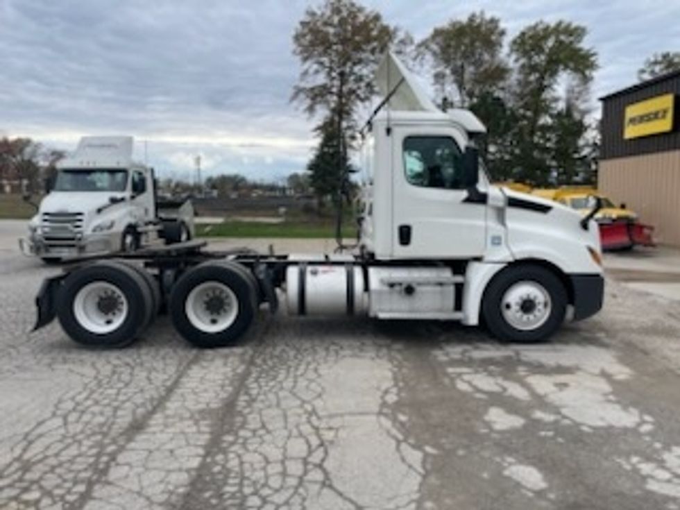 Day Cab Tractor-Heavy Duty Tractors-Freightliner-2020-T12664ST-Twinsburg-OH-531,954\n\t\tmiles-$ 38,250 - Image 8